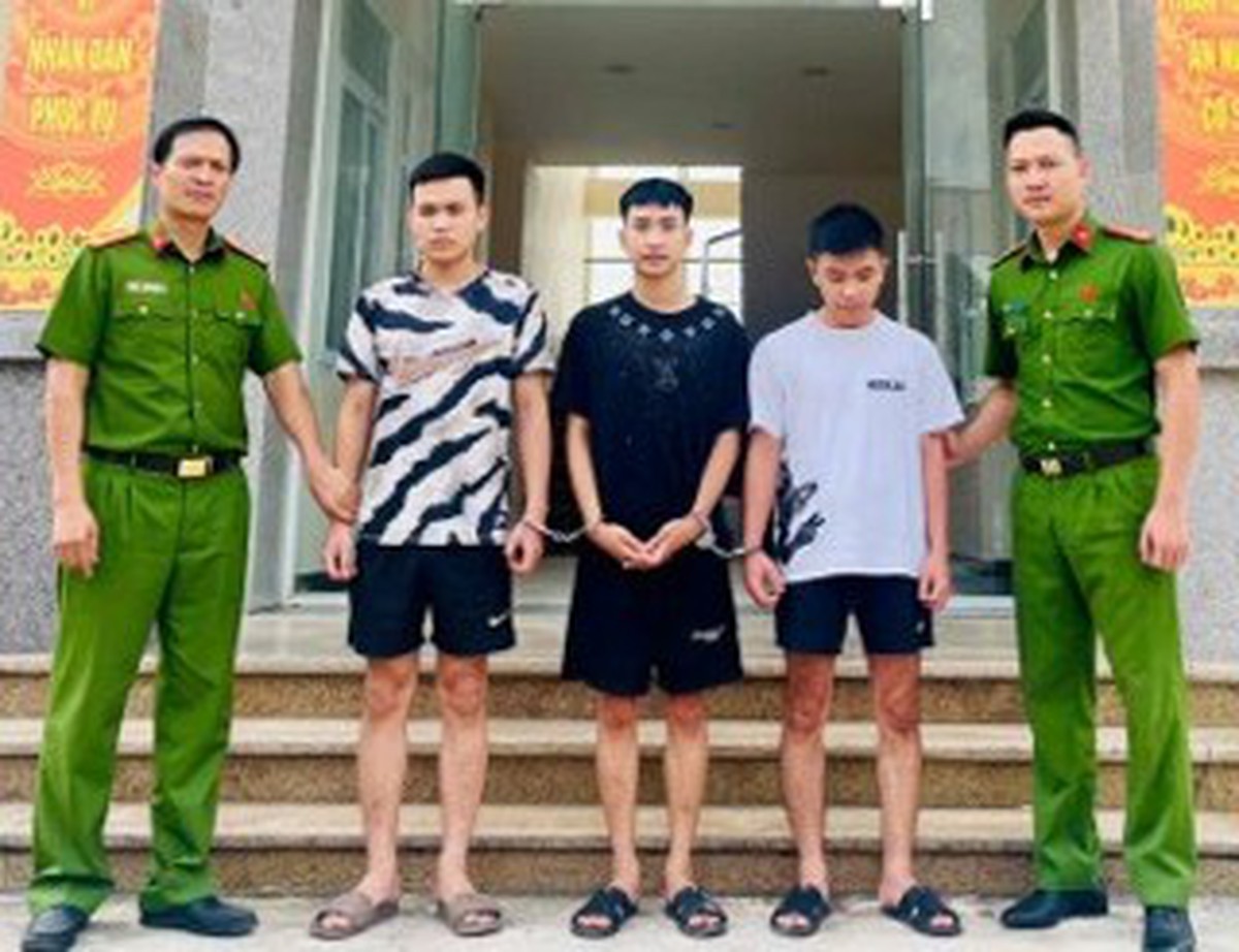 Kiểm tra nhà, công an tạm giữ hình sự Bạch Ngọc Bính và 2 thanh niên