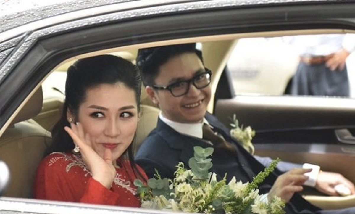 Mỹ nhân showbiz nở nụ cười trên xe Audi, theo chồng thiếu gia về dinh: Cuộc sống trong biệt thự 250 tỷ gây choáng