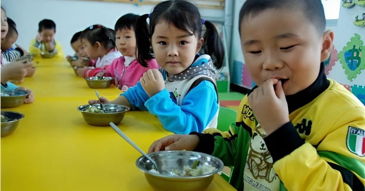 Con đi học gầy tong teo, mẹ tình cờ xem được tài khoản MXH của nhân viên bếp ăn nhà trường thì tá hóa phát hiện sự thật!