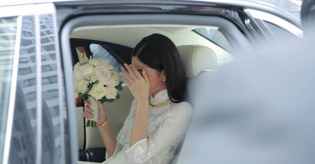 Mỹ nhân che mặt ngồi trong Rolls-Royce: Bỏ hết hào quang showbiz gả vào nhà hào môn, giờ sống trong biệt thự trắng xa hoa giữa Hà thành