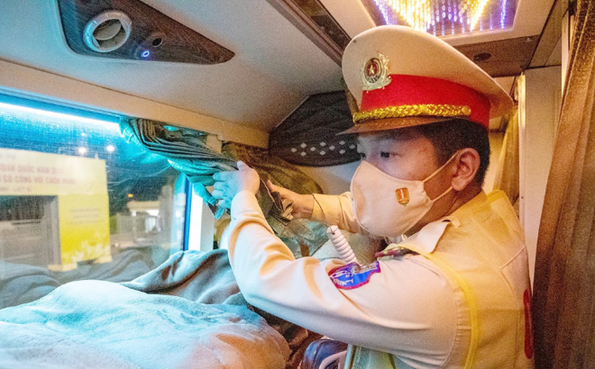 Sau nhiều tai nạn, cảnh sát giao thông kiểm tra loạt xe khách, tài xế không tìm thấy dụng cụ an toàn