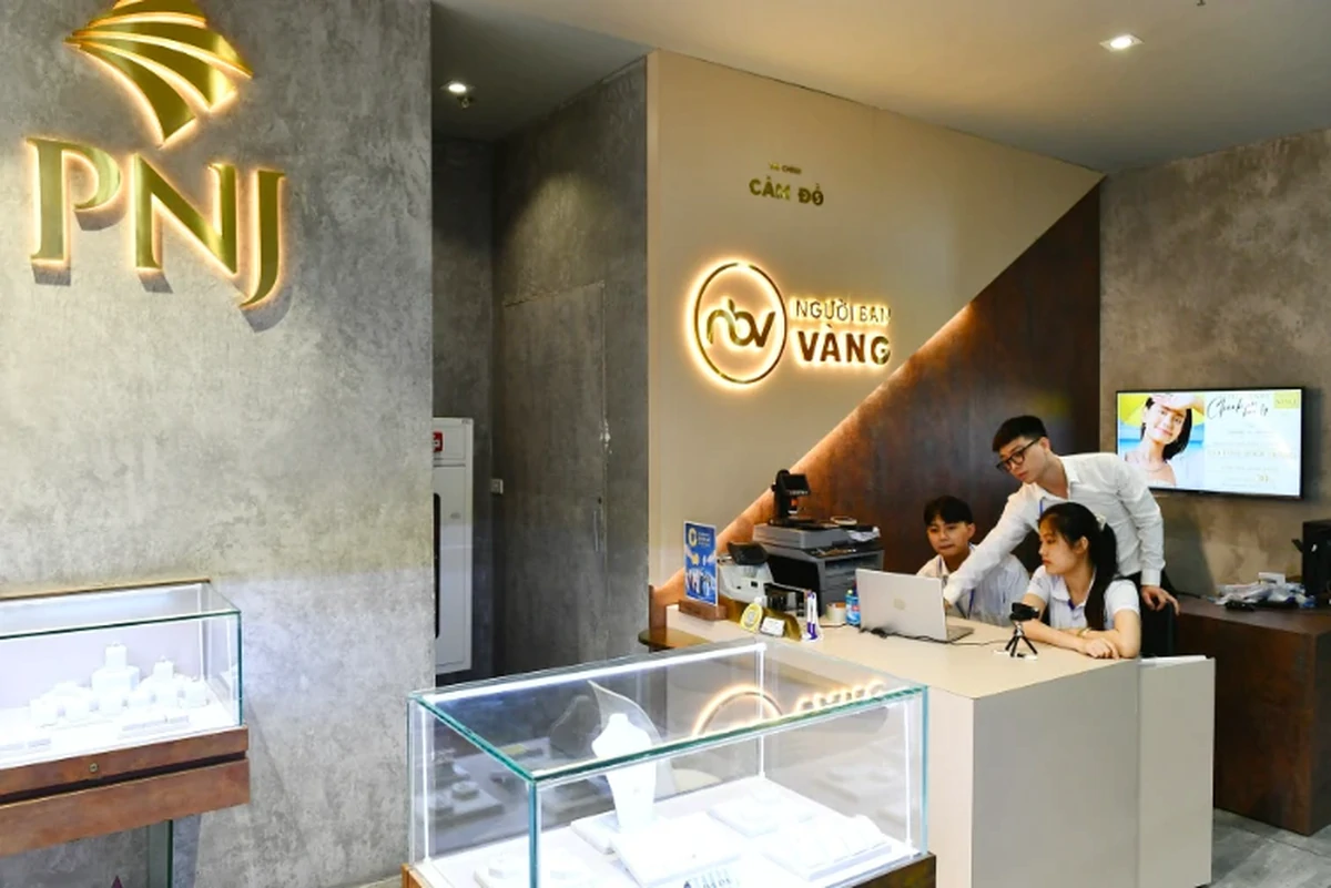 Giá cổ phiếu PNJ chia đôi, xuất hiện dòng tiền "giải cứu"
