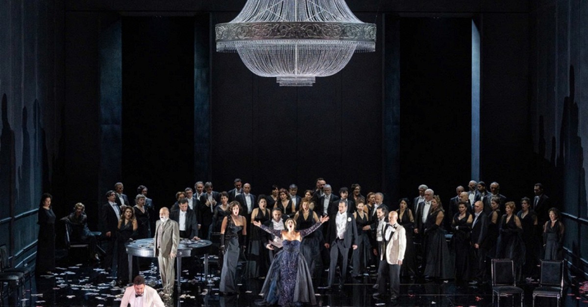 Dàn nghệ sĩ Italy đưa kiệt tác opera "La Traviata" tới Hà Nội: Chiếc đèn chùm khổng lồ rộng 4m, cao 5m phủ kín sân khấu gây chú ý