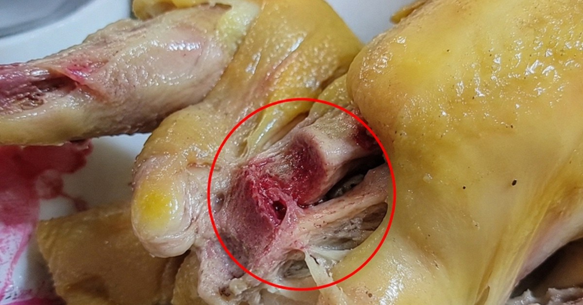 Vì sao thịt gà luộc chín vẫn đỏ xương?