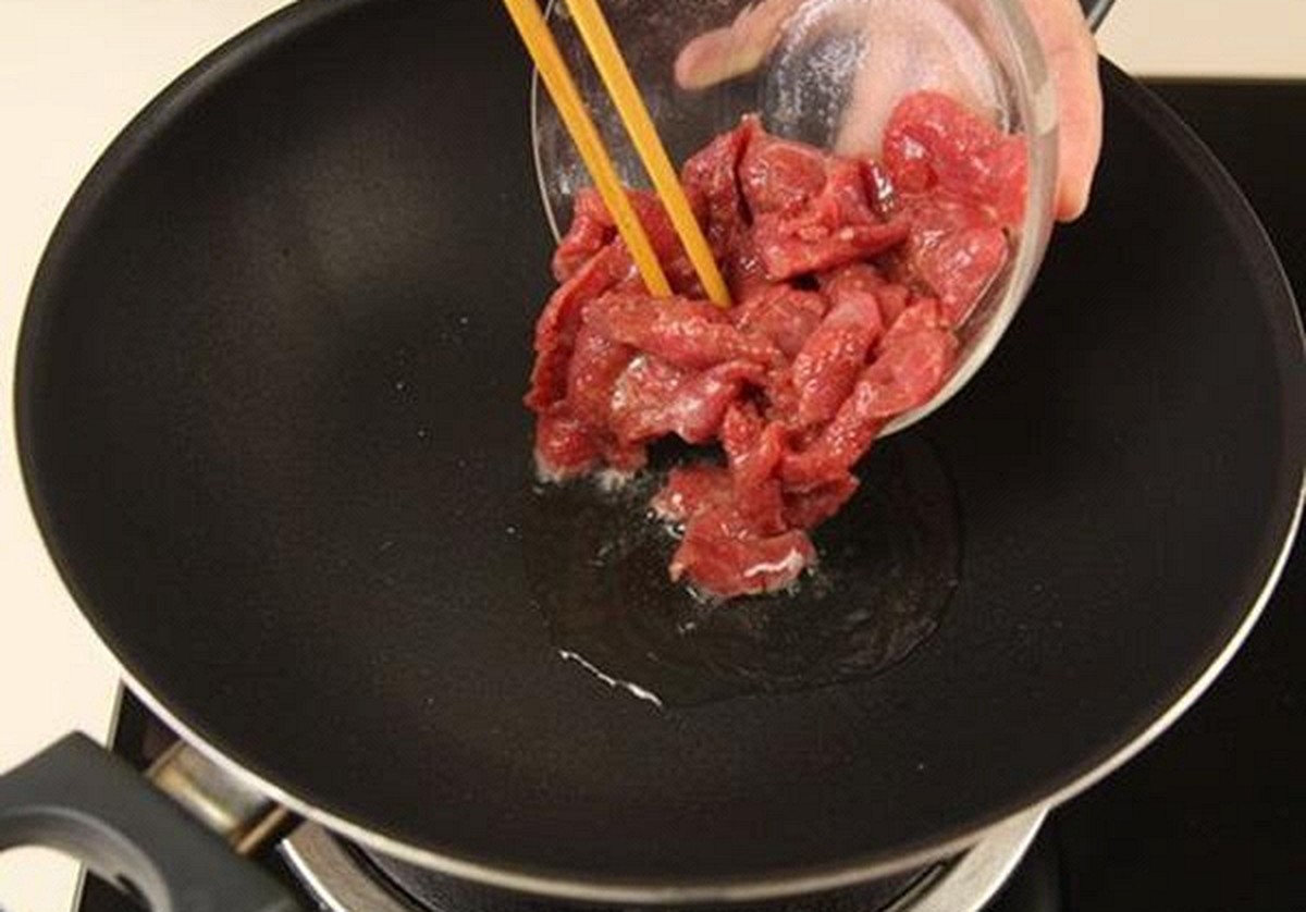 Xào thịt bò nên đợi dầu sôi hay cho vào chảo ngay? Thì ra nhiều người luôn làm sai