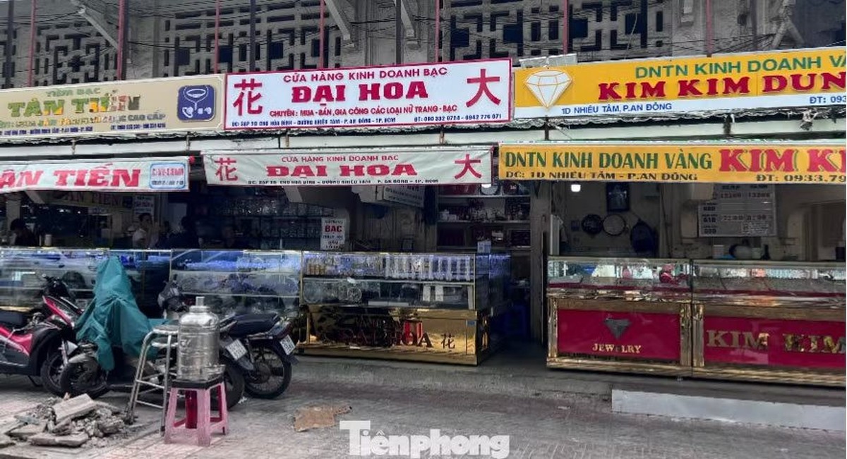 Người dân xếp hàng bán vàng, chịu lỗ cả chục triệu đồng/lượng: Khi nào kết thúc?