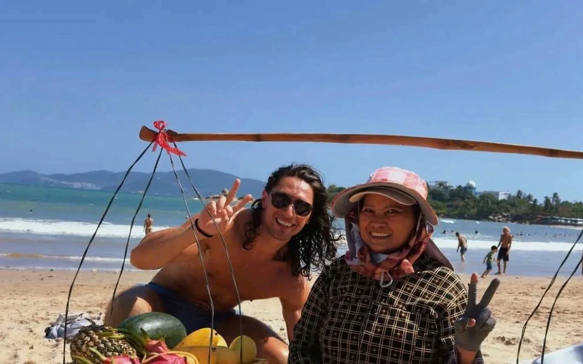 Bà bán hàng rong hát tiếng Anh nổi tiếng Nha Trang bị xử lý vi phạm