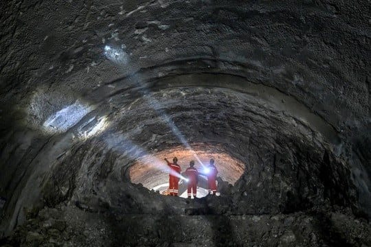 Láng giềng Việt Nam thả cỗ máy khổng lồ xuống nước, khoan xuyên nhiều lớp đất đá, lộ diện "kỳ quan" chưa từng có dưới con sông dài thứ 3 thế giới