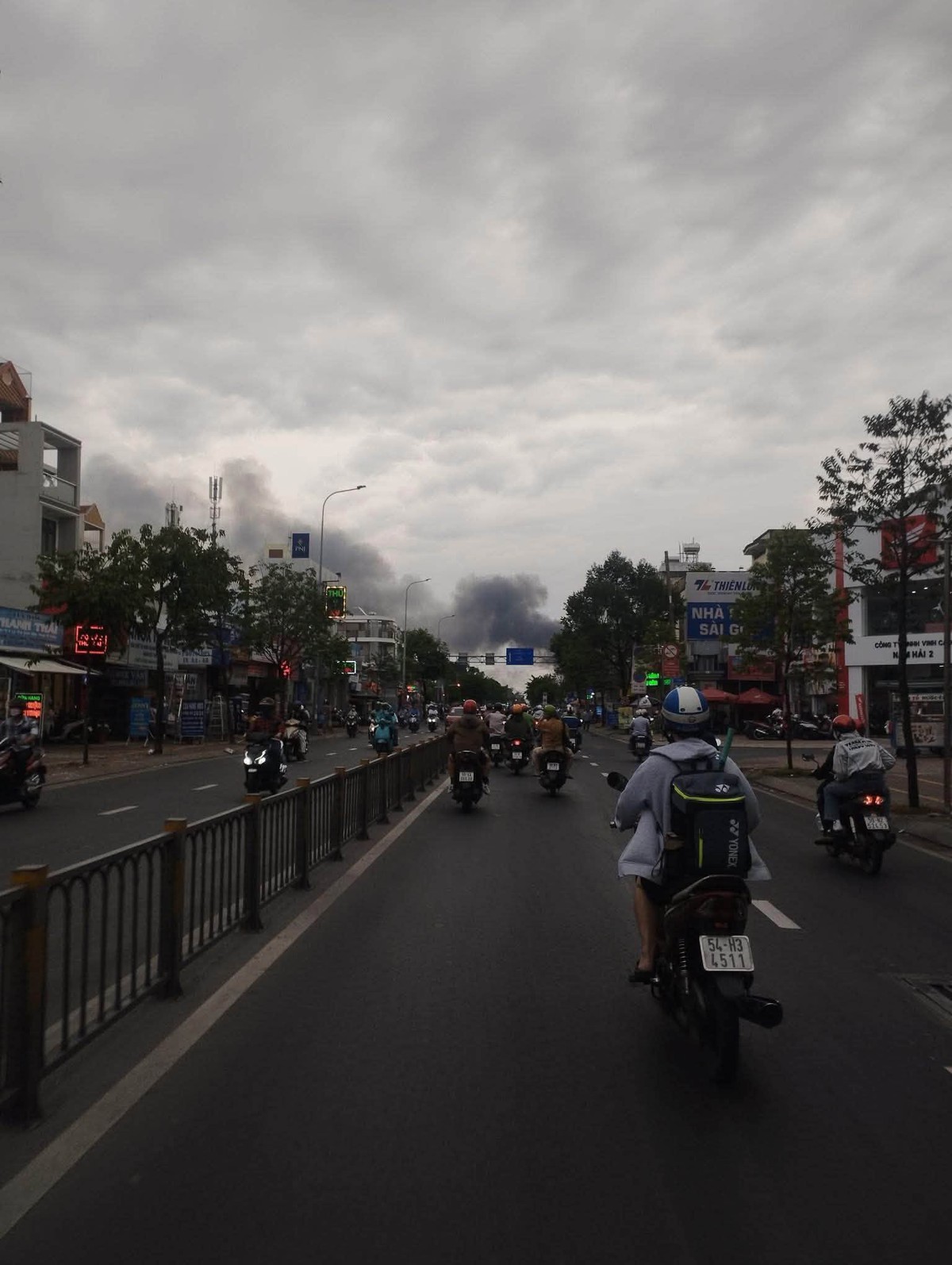 Cháy lớn kho hàng 600m² ở TP.HCM, 7 xe chuyên dụng cùng hơn 50 chiến sĩ PCCC đến hiện trường