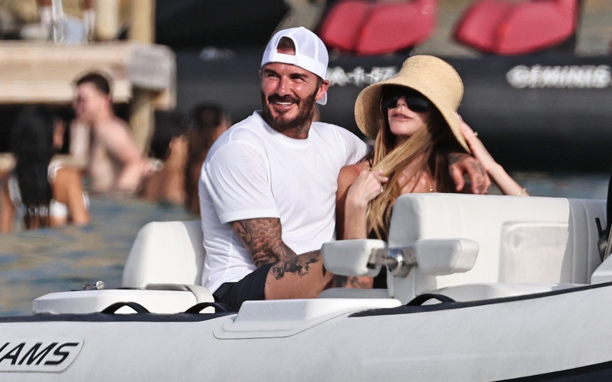 Beckham tình tứ ôm Victoria trên du thuyền, nàng WAG khoe vóc dáng nuột nà ở tuổi 52