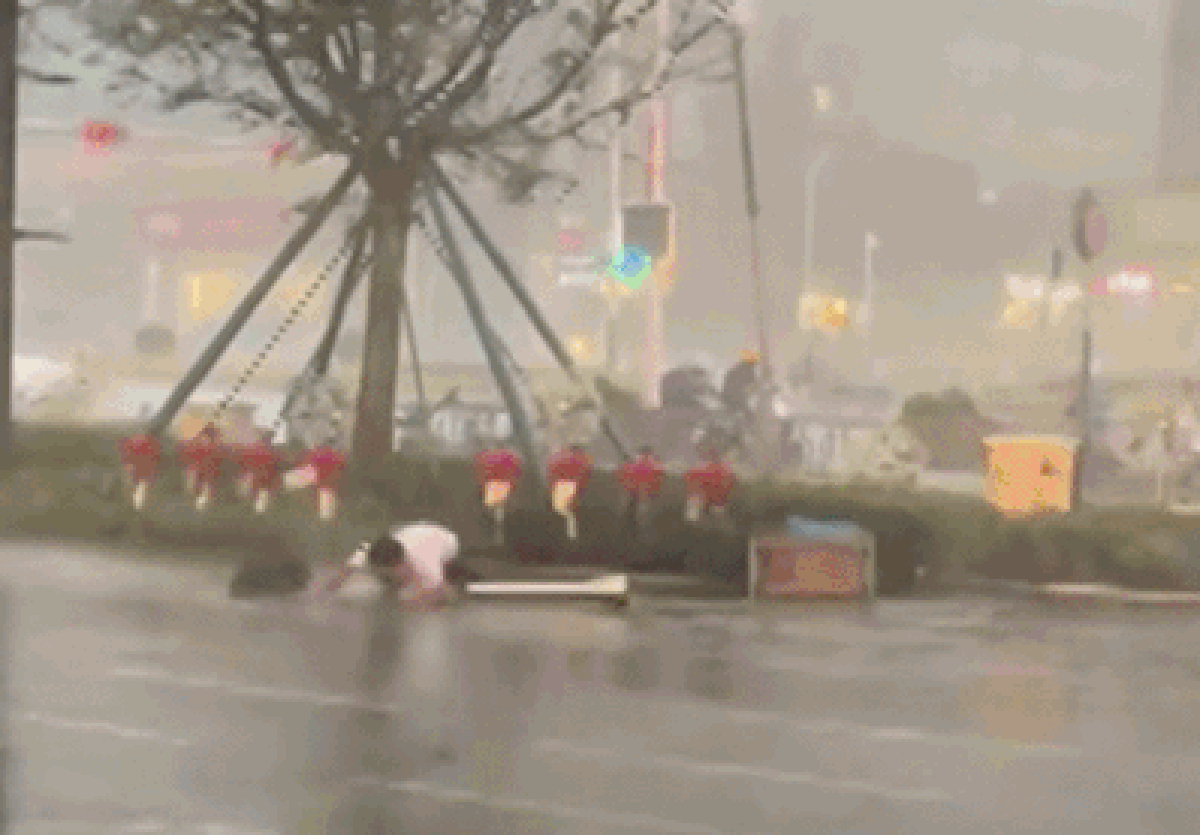 Mưa lớn, gió thổi bay người khi bão Noul đổ bộ Trung Quốc