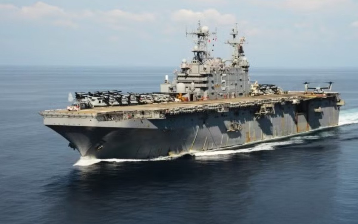Tàu đổ bộ cỡ lớn USS Peleliu của Mỹ bị xuồng cảm tử đánh chìm