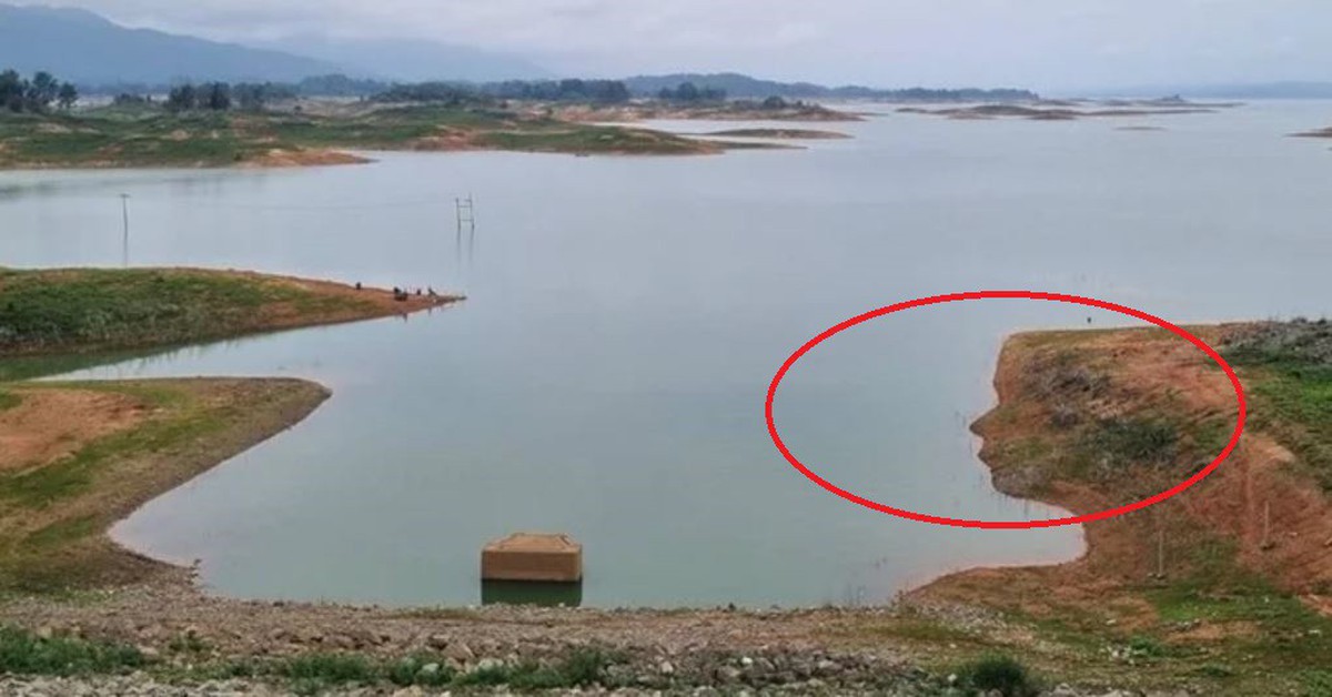 "Hiện tượng lạ" xuất hiện ở đập nước, người dân ùn ùn kéo đến xem