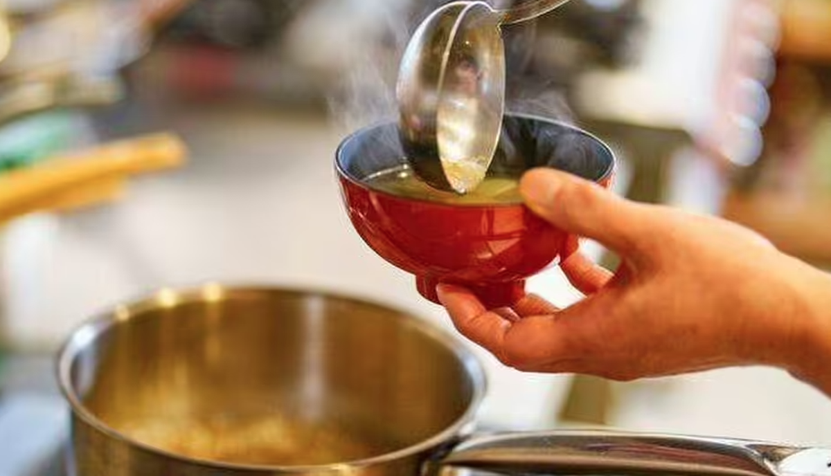 Vì sao có người nấu cơm bằng nước luộc gà? Công dụng gây bất ngờ