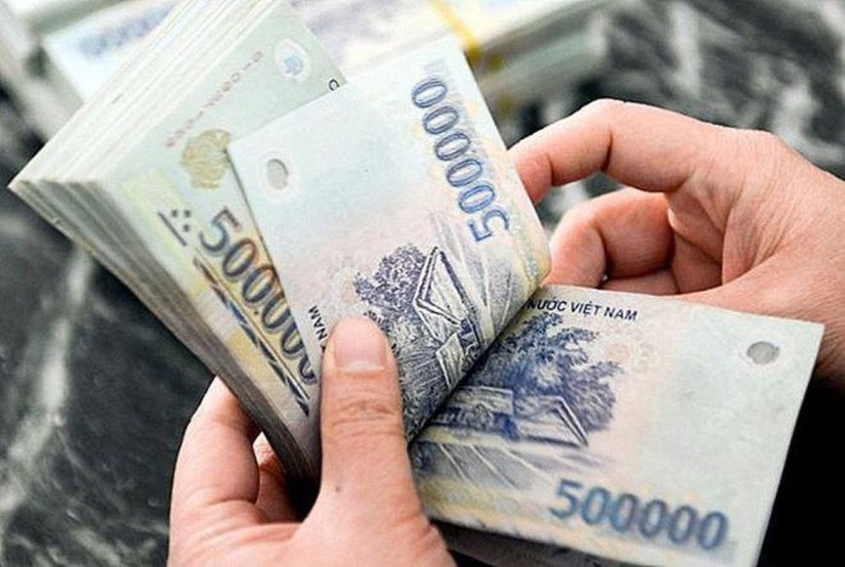 Phát hiện 3 cọc tiền mệnh giá 200K - 500K cùng 1 sổ tiết kiệm trị giá 4 tỷ đồng trong 1 chiếc ví da, Cảng hàng không Pleiku lập tức xác minh
