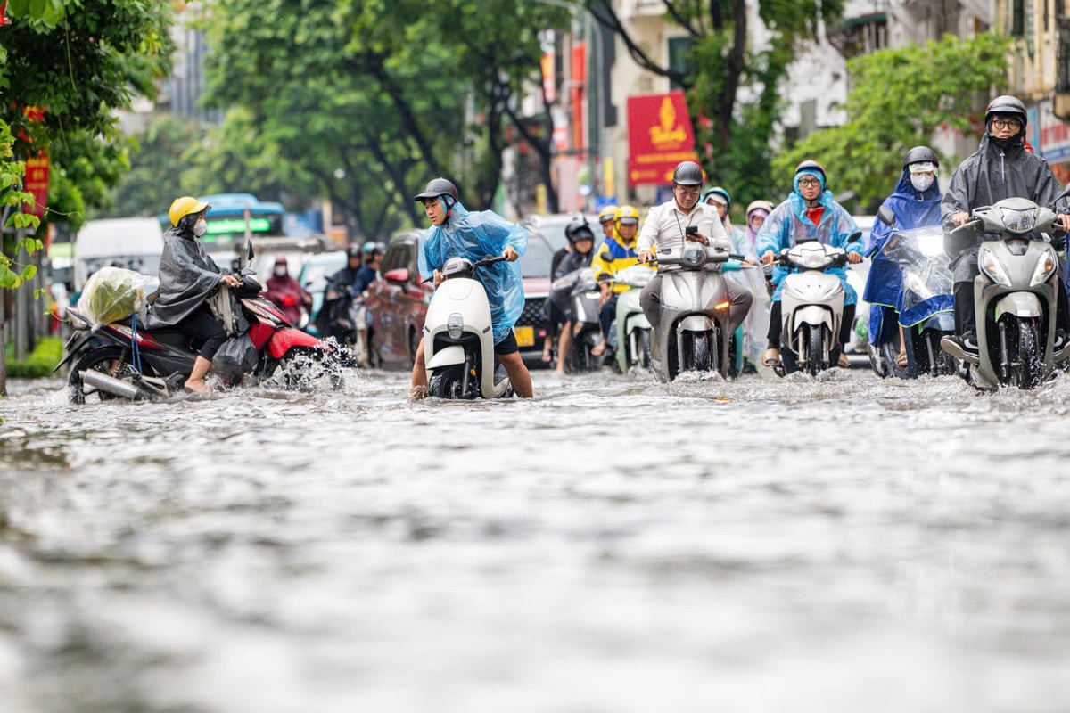 Hà Nội lý giải nguyên nhân ngõ 42 Giang Văn Minh ngập tới 40cm, nước rút chậm