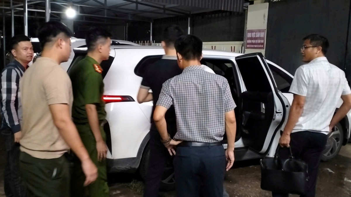 Công an khống chế, bắt Phạm Ngọc Anh SN 1987 ngay tại sân bay