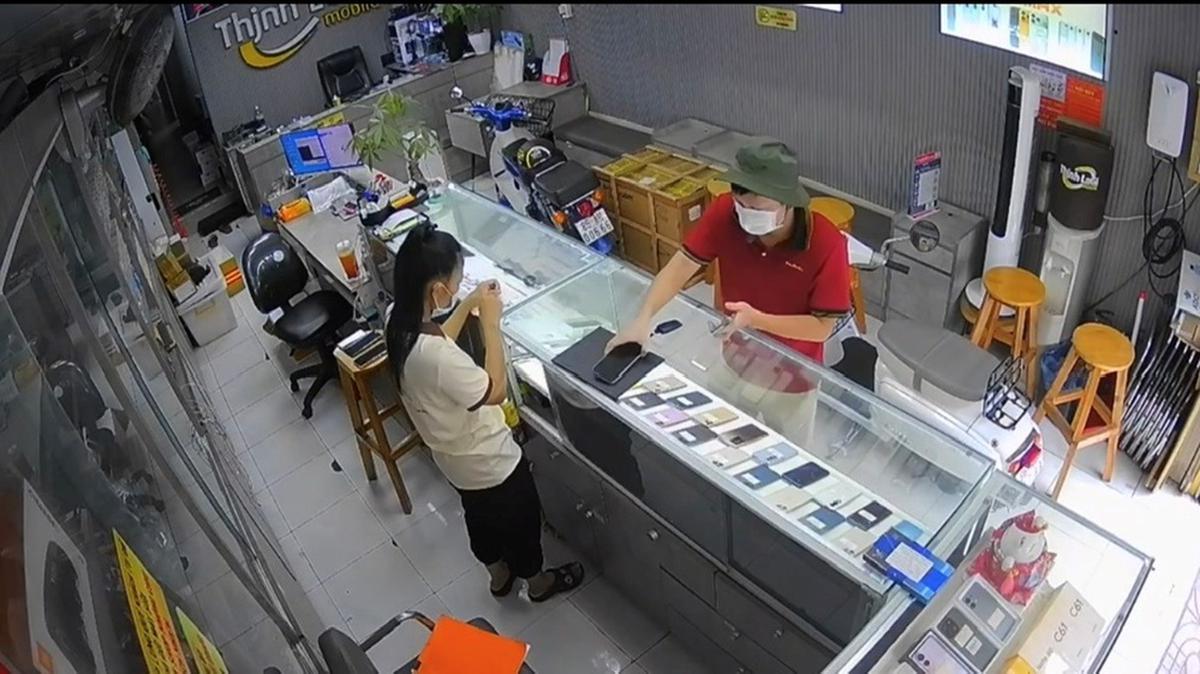 Vụ cướp táo tợn tại tiệm điện thoại: Gia đình đưa Huỳnh Tấn Huỳnh SN 1998 đến đầu thú, giao nộp 2 iPhone 16 Pro Max