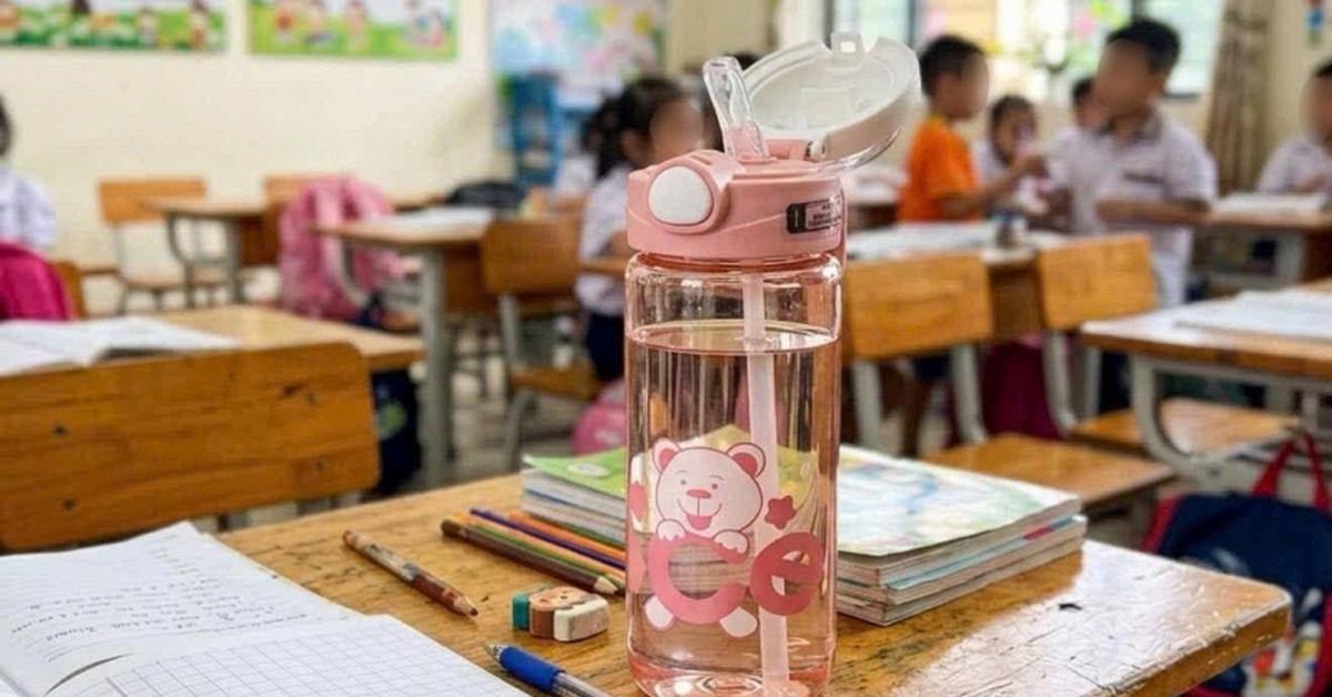 Chiếc bình nước này đang gây "sóng gió" trên MXH: Có gì mà khiến hội phụ huynh Việt Nam cãi vã, cho rằng đây là cách dạy con hư?