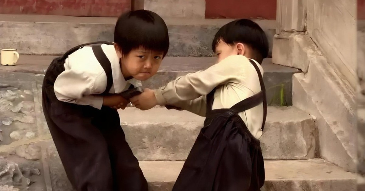 Vì sao có những đứa trẻ ở nhà thì hống hách, ra đường lại nhút nhát?