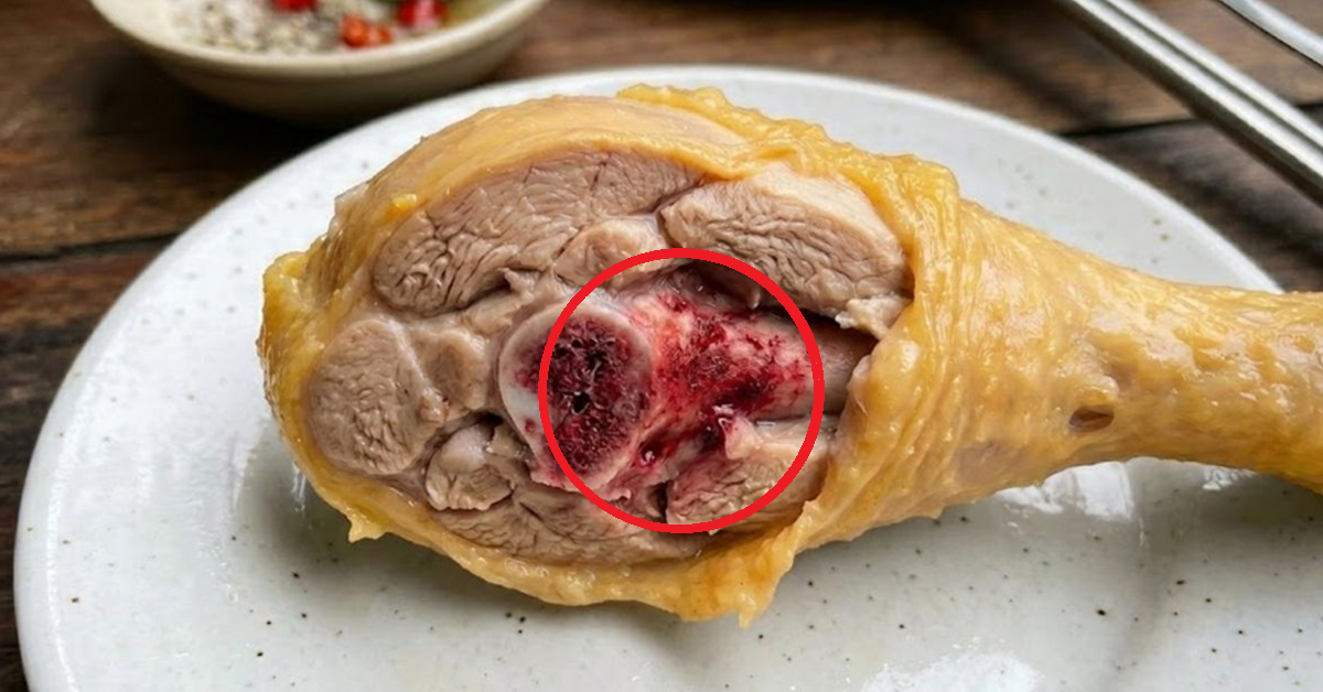 Thấy xương gà đỏ sau khi luộc, có nên ăn tiếp? Câu trả lời không như nhiều người nghĩ