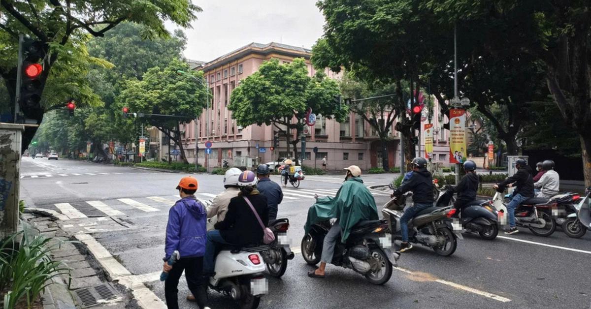 Người đi xe máy khi dừng đèn đỏ có được sử dụng điện thoại không? Cơ quan công an giải đáp