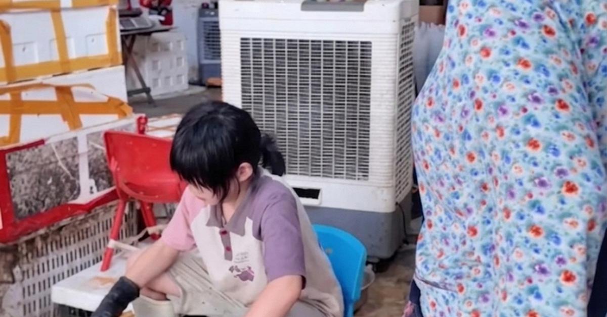 Sự thật về bức ảnh bé gái ngồi mổ cá khiến cư dân mạng bật khóc: Tôi cũng muốn dạy được đứa con hiếu thảo như vậy!