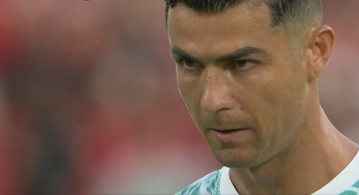 Ronaldo lẩm bẩm điều gì trước khi sút thành công quả 11m?