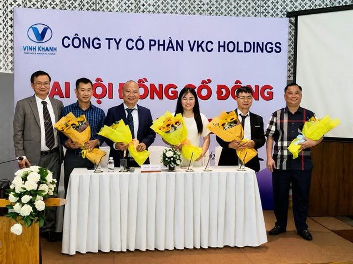 Chủ tịch HĐQT đề xuất tăng thù lao gấp 5 lần vì “không đủ chi phí đi máy bay”, công ty sau đó bị phong tỏa tài khoản ngân hàng