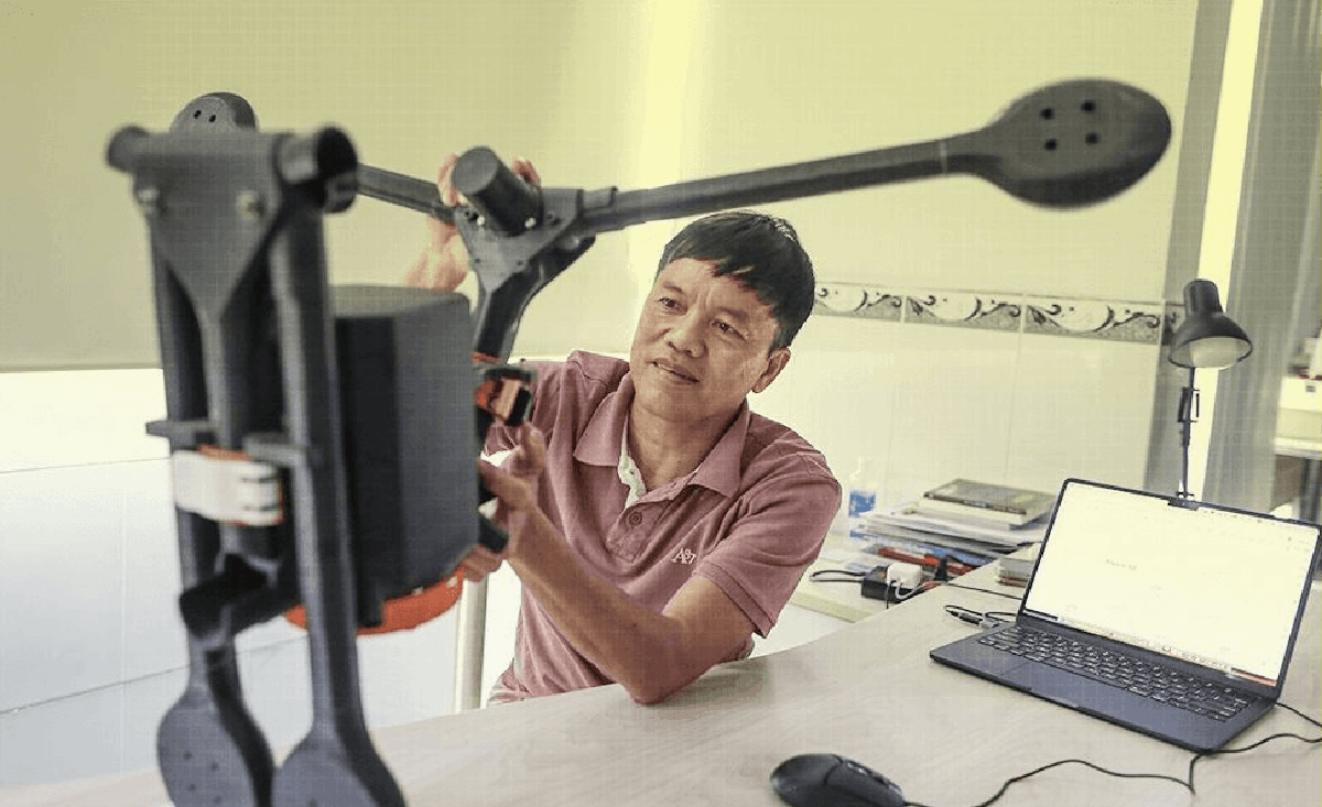 Nhét gọn vào ba lô cá nhân, mang 4 camera, sức nâng lên đến 15kg: Thiết bị do Tiến sĩ Việt tạo ra đã vượt "khe cửa hẹp" của Bộ Chiến tranh Mỹ