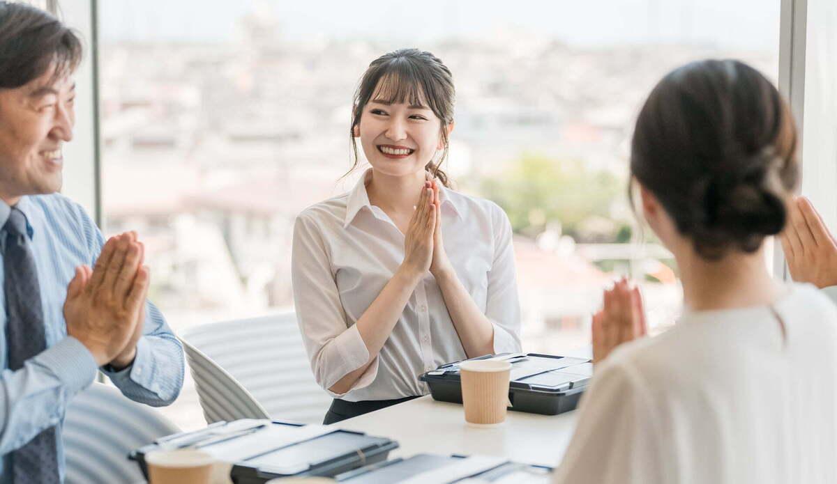 Bắt nữ nhân viên xinh đẹp ngồi cạnh chủ tịch, quản lý bị tòa phạt 1 tháng lương