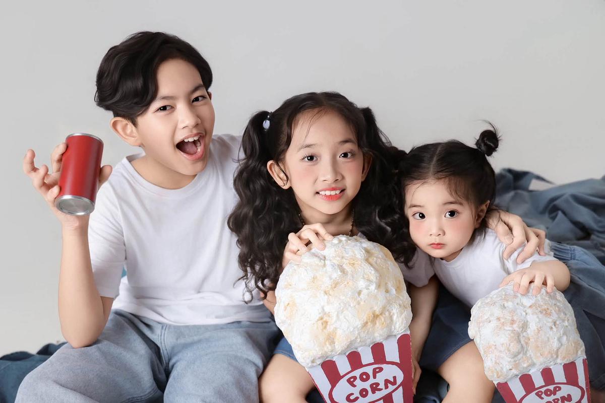Phan Hiển than "khủng hoảng tuổi 33", netizen chỉ mải ngắm 3 nhóc tỳ nhà Khánh Thi: Kubi ra dáng hotboy nhí, Anna - Lisa đáng yêu hết nấc