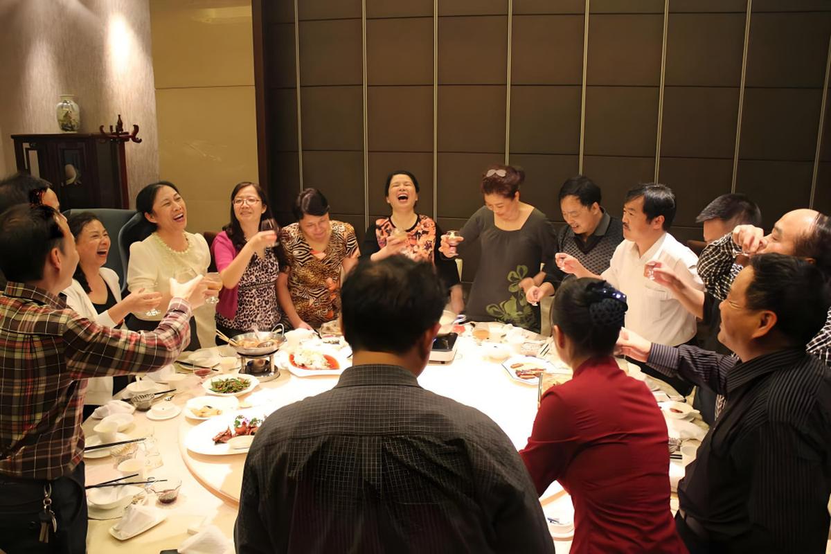 Đi họp lớp được hỏi lương hưu, tôi đùa nói 9 triệu đồng mỗi tháng, không ngờ hôm sau nhận liền 25 cuộc gọi