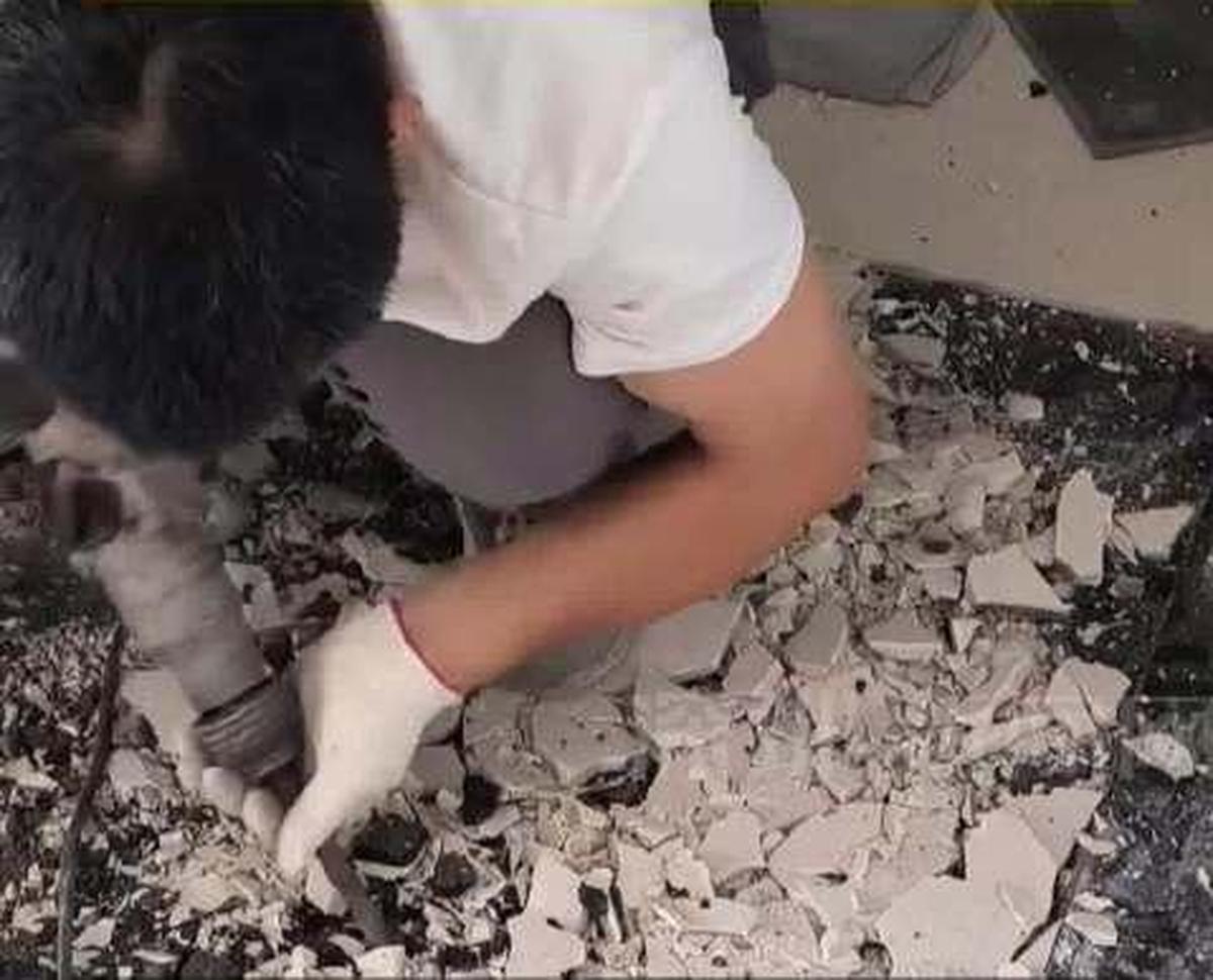 Con trai đi chân trần phát hiện điều lạ dưới nền nhà, người đàn ông vội gọi thợ đập gạch rồi tái mặt