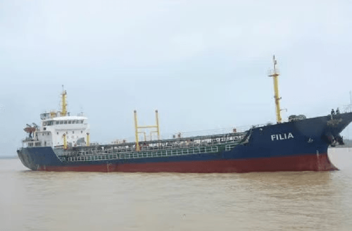 Đang chở hơn 650 tấn dầu, một tàu Trung Quốc bị chặn bắt giữa biển sau khi bị theo dõi cả tuần