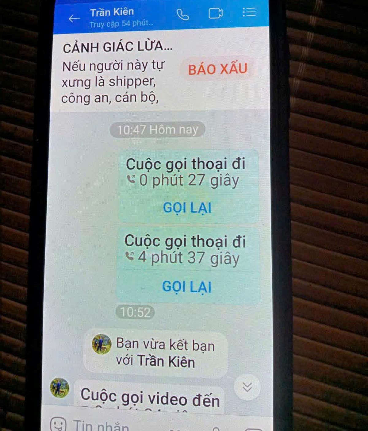 Một phụ nữ bị yêu cầu chuyển khoản 79 triệu đồng, tổ trưởng Đinh Thuỳ Dung lập tức ngăn cản