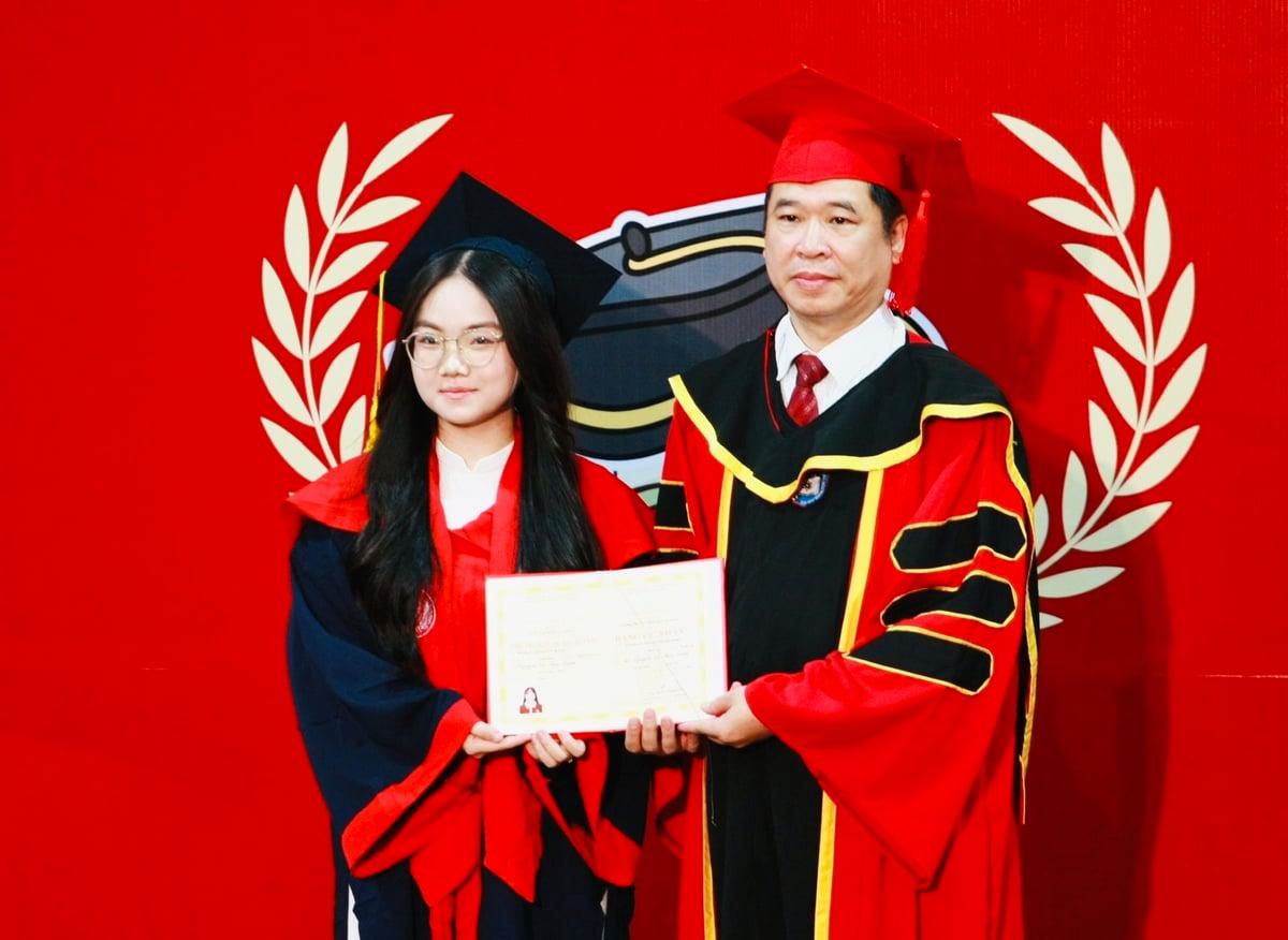 Bỏ trường Y viết tiếp ước mơ của mẹ, Á khoa 22 tuổi giành học bổng tiến sĩ danh giá