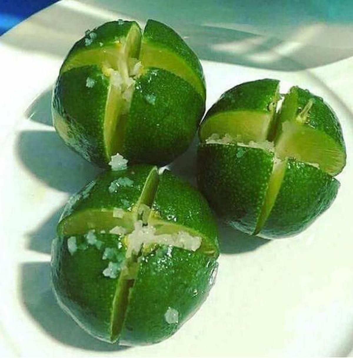 Vì sao ngày càng nhiều gia đình thích đặt đĩa chanh muối ở góc nhà?