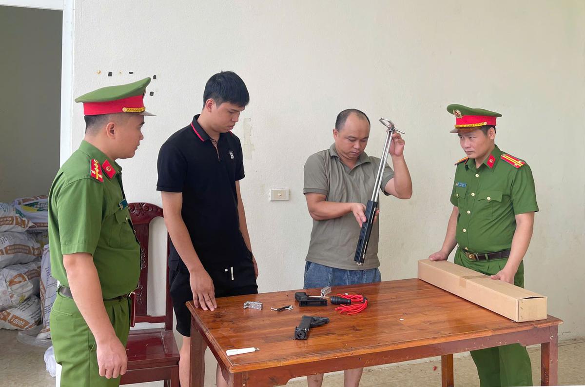 Khám xét nơi ở của TikToker Đỗ Mạnh Tùng SN 1987, công an thu giữ kho hàng "nóng"