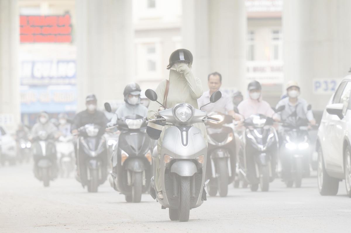 Bụi đất bủa vây đường Cầu Giấy, người dân Hà Nội khốn khổ vì ô nhiễm giữa công trường thi công