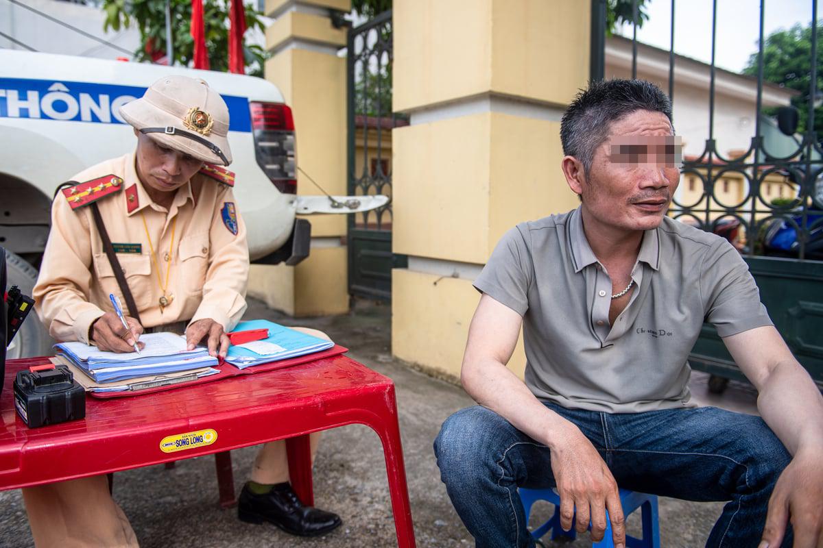 Bị phát hiện nồng độ cồn, tài xế nói "không uống rượu bia, mặt đỏ do làm việc"
