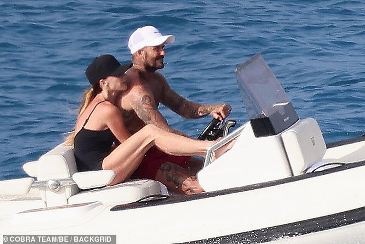 David Beckham và Victoria khiến dân tình nóng mặt với khoảnh khắc thân mật trên du thuyền