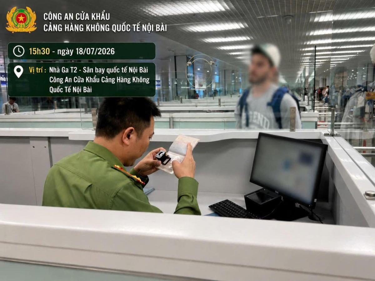 2 tuần trước - 18/7, kịp thời ngăn chặn một khách nước ngoài ở cửa khẩu sân bay Nội Bài