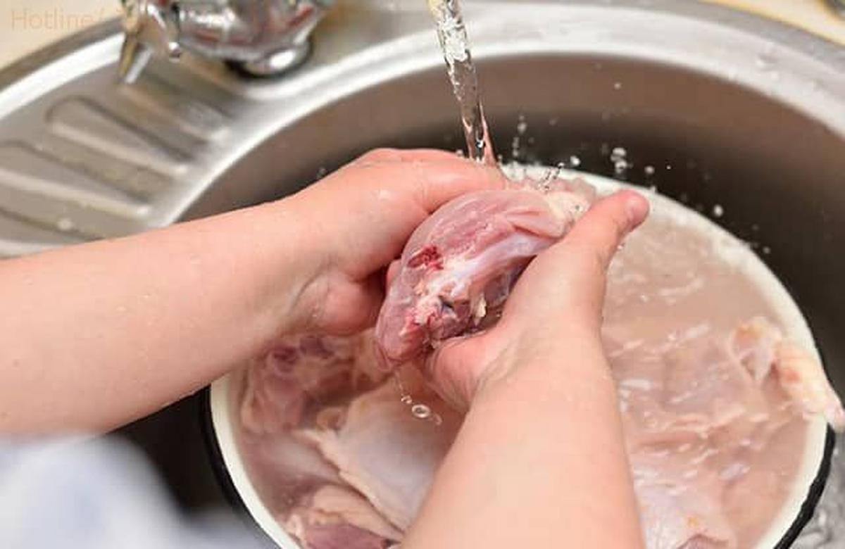 Đầu bếp nhiều năm kinh nghiệm nói thẳng: Đừng rửa thịt dưới vòi nước nữa!