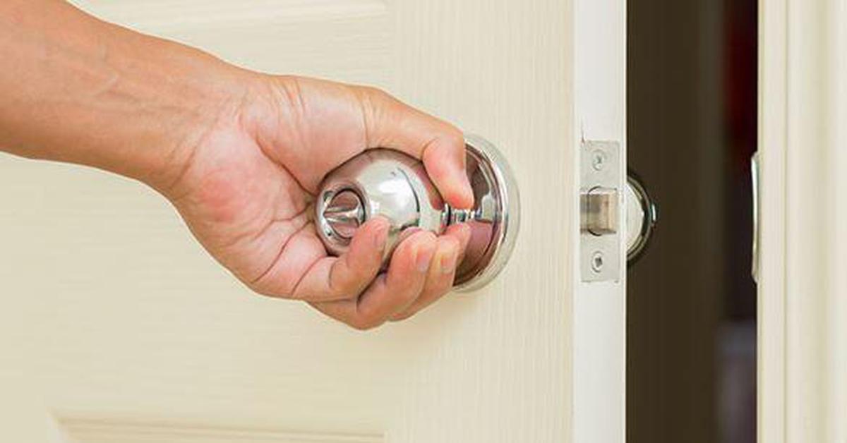 Vì sao có nhà dùng tay nắm cửa tròn, nhà lại dùng tay nắm cửa gạt ngang? Khác biệt quan trọng không phải ai cũng biết