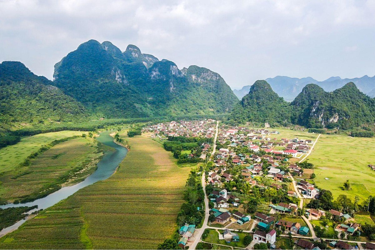 Việt Nam có ngôi làng "thích ứng thời tiết", càng mưa ngập càng đông khách, người dân nói ngôn ngữ riêng