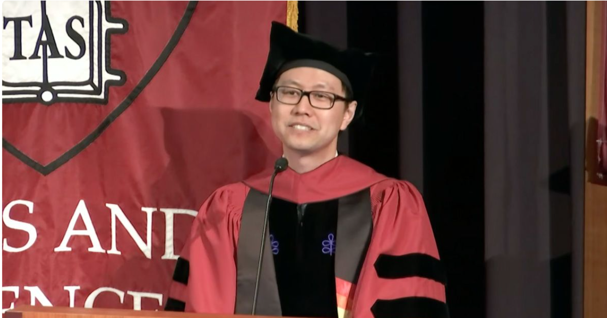 Chàng trai 2 lần bị trường đại học từ chối nay trở thành tiến sĩ Harvard, bài phát biểu gây xúc động