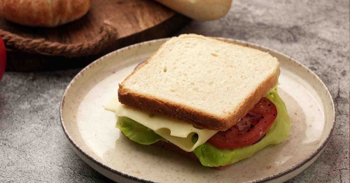 Người phụ nữ 50 tuổi bị loãng xương vì thường xuyên ăn bánh mì: Bác sĩ cảnh báo một chất âm thầm "rút" canxi khỏi xương