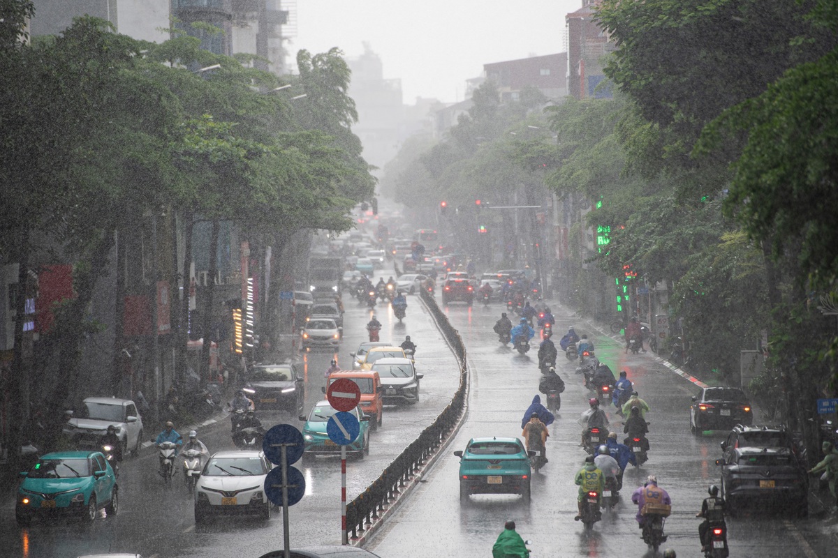 Ảnh: Hoàn lưu bão số 1 gây mưa lớn tại Hà Nội