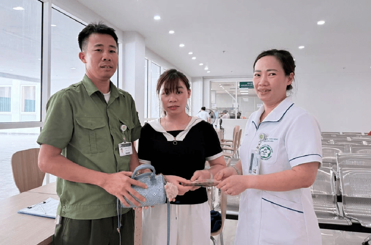 Phát hiện cọc tiền 16.00.000 đồng nằm chơ vơ tại Bệnh viện Bạch Mai cơ sở 2, đội ngũ an ninh lập tức rà soát xác minh